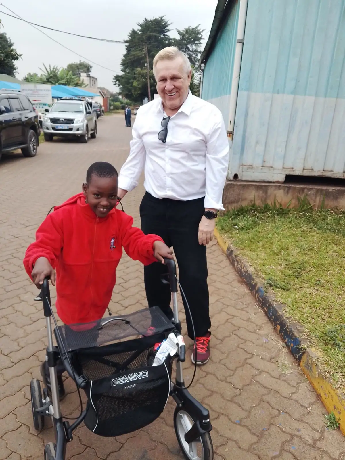 Bjorn Kvakland with Ian and his rollator in Kenya